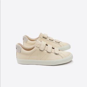 Great condition veja esplar 3 lock sneakers beige